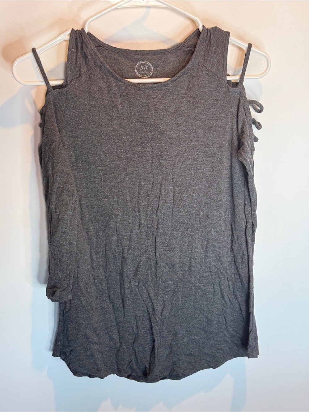 24/7 Charcoal Gray Cold-Shoulder Long Sleeve Tee Size: